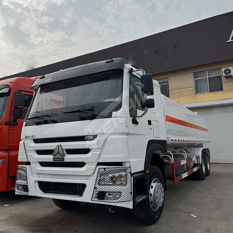 Sinotruk HOWO 6X4 Carry Cargo Oil Tanker