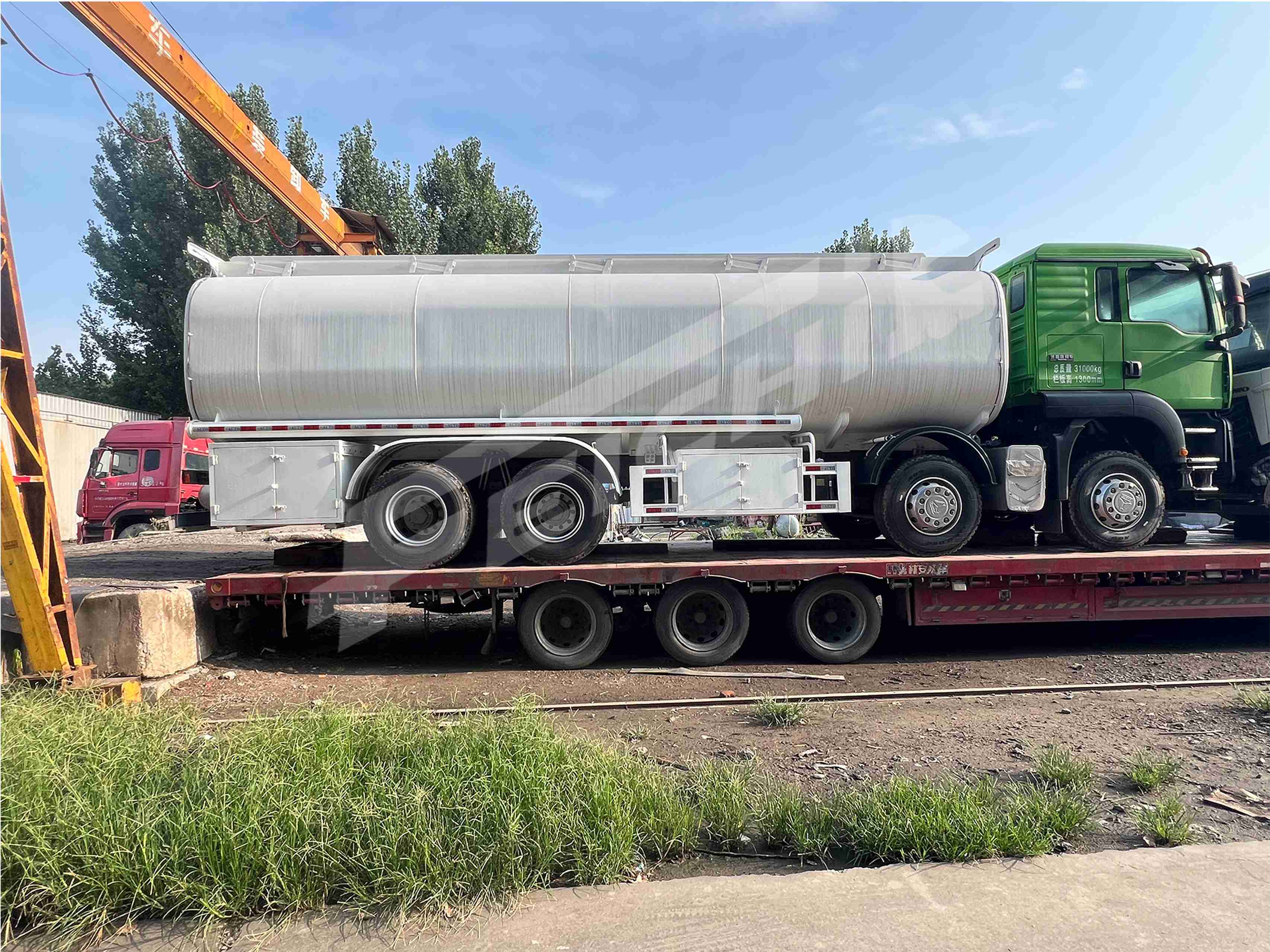 354汕德卡载货加油车_new.jpg