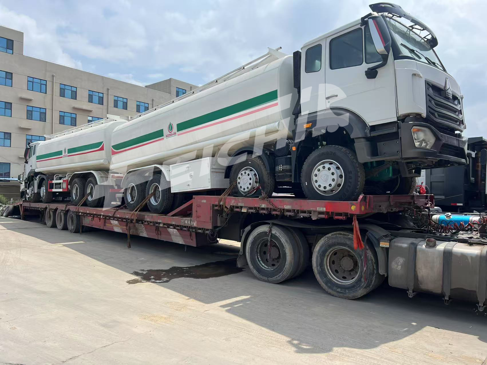 385 豪瀚8×4油罐.jpg